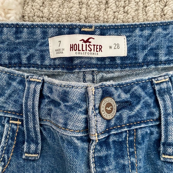 Hollister Distressed Cuffed Mom Style Denim Jeans - Picture 4 of 5